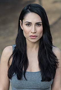 How tall is Cassie Steele?